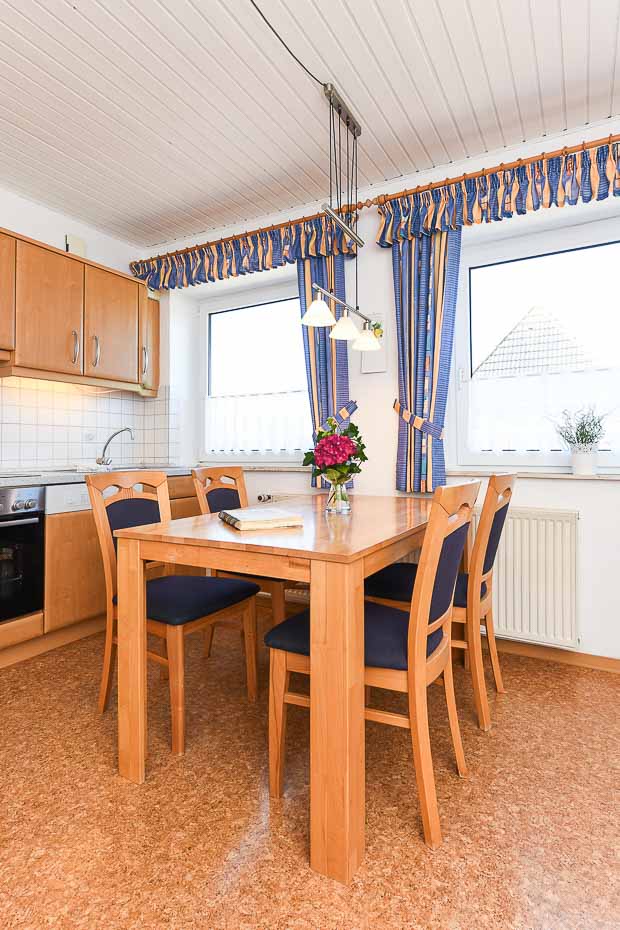 Ferienwohnung „Dünenblick“ - Wohnzimmer mit integriertem Küchenbereich