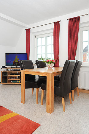 Ferienwohnung „Strandmuschel“ - Wohnzimmer mit integriertem Küchenbereich