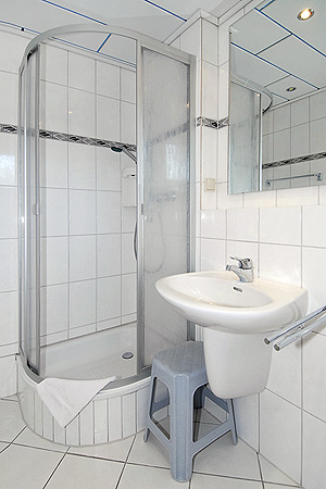 Ferienhaus „Friesenperle“ - Badezimmer mit Dusche, Waschtisch und WC