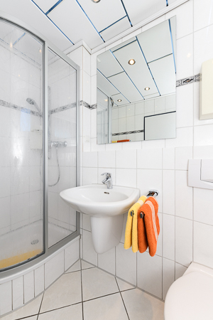 Ferienhaus „Friesenperle“ - Badezimmer mit Dusche, Waschtisch und WC