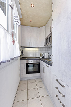 Ferienhaus „Friesenperle“ - Wohnzimmer mit räumlich abgeteilter Küchennische