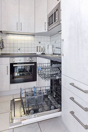 Ferienhaus „Friesenperle“ - Wohnzimmer mit räumlich abgeteilter Küchennische