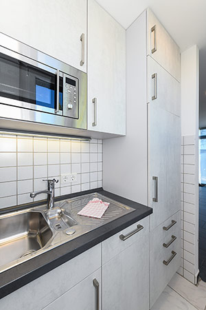 Ferienhaus „Friesenperle“ - Wohnzimmer mit räumlich abgeteilter Küchennische