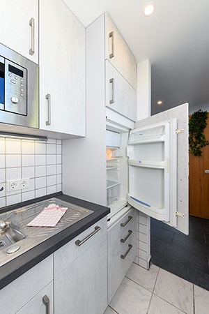 Ferienhaus „Friesenperle“ - Wohnzimmer mit räumlich abgeteilter Küchennische