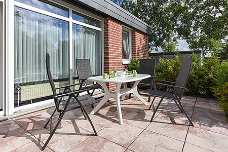 Ferienhaus „Friesenperle“ - Außenansicht mit Terrasse