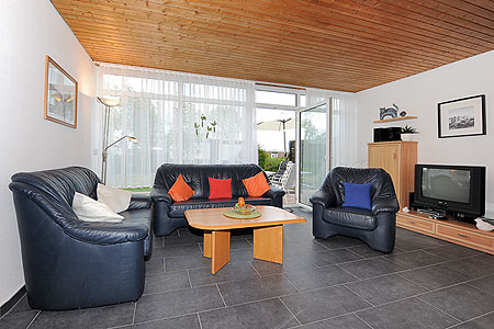 Ferienhaus „Friesenperle“ - Wohnzimmer mit räumlich abgeteilter Küchennische