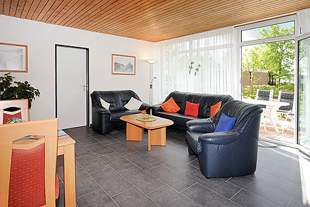 Ferienhaus „Friesenperle“ - Wohnzimmer mit räumlich abgeteilter Küchennische