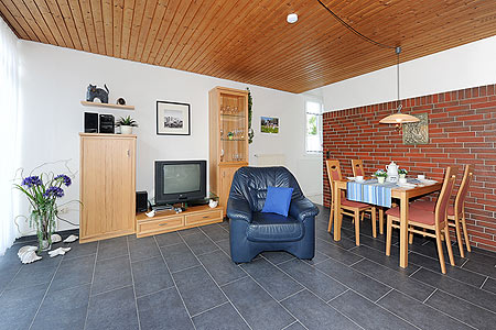 Ferienhaus „Friesenperle“ - Wohnzimmer mit räumlich abgeteilter Küchennische