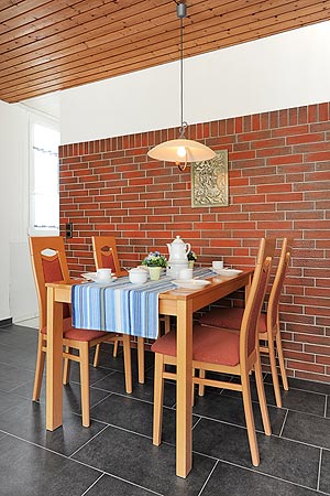 Ferienhaus „Friesenperle“ - Wohnzimmer mit räumlich abgeteilter Küchennische