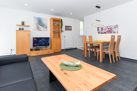 Ferienhaus „Friesenperle“ - Wohnzimmer mit räumlich abgeteilter Küchennische
