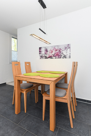 Ferienhaus „Friesenperle“ - Wohnzimmer mit räumlich abgeteilter Küchennische