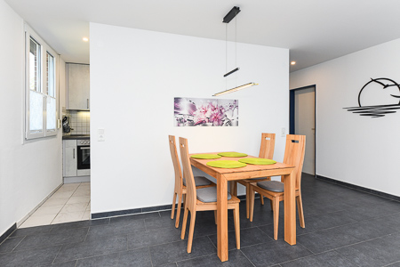 Ferienhaus „Friesenperle“ - Wohnzimmer mit räumlich abgeteilter Küchennische