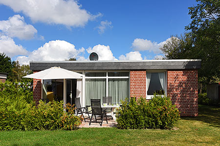Ferienhaus „Friesenperle“ - Außenansicht mit Terrasse