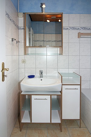 Ferienhaus „Nicole“ - Badezimmer mit Badewanne und WC