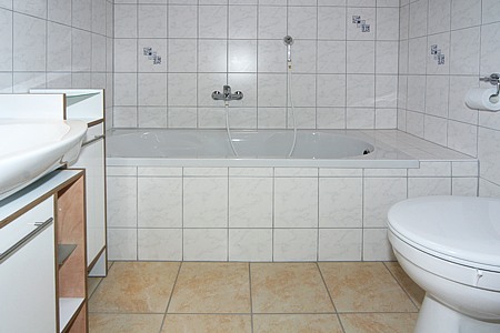 Ferienhaus „Nicole“ - Badezimmer mit Badewanne und WC