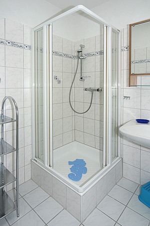 Ferienhaus „Nicole“ - zweites Badezimmer mit Dusche, Waschtisch und WC