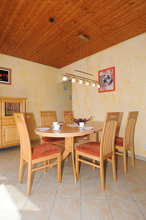 Ferienhaus „Nicole“ - Wohnzimmer mit Essgruppe