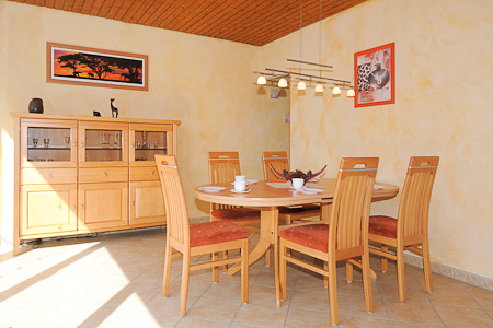 Ferienhaus „Nicole“ - Wohnzimmer mit Essgruppe