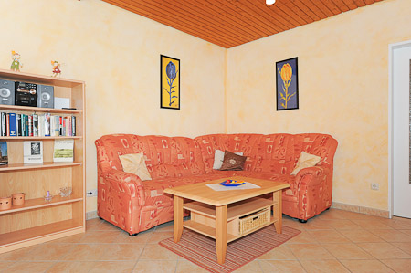 Ferienhaus „Nicole“ - Wohnzimmer mit Essgruppe