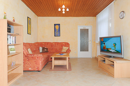 Ferienhaus „Nicole“ - Wohnzimmer mit Essgruppe