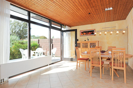 Ferienhaus „Nicole“ - Wohnzimmer mit Essgruppe