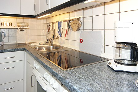 Ferienhaus „Weitblick“ - Wohnzimmer mit räumlich abgeteilter Küchennische