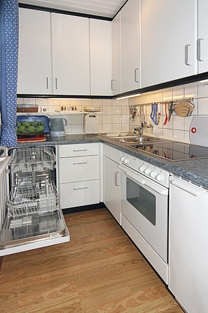 Ferienhaus „Weitblick“ - Wohnzimmer mit räumlich abgeteilter Küchennische