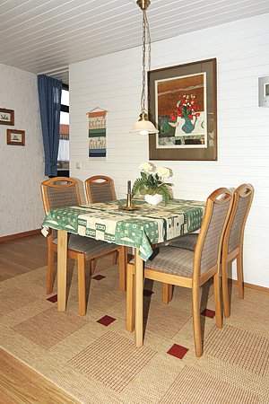 Ferienhaus „Weitblick“ - Wohnzimmer mit räumlich abgeteilter Küchennische