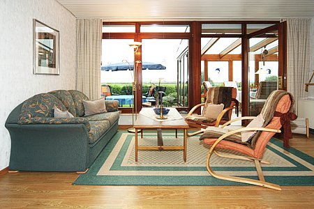 Ferienhaus „Weitblick“ - Wohnzimmer mit räumlich abgeteilter Küchennische