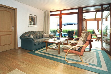 Ferienhaus „Weitblick“ - Wohnzimmer mit räumlich abgeteilter Küchennische