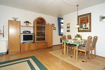 Ferienhaus „Weitblick“ - Wohnzimmer mit räumlich abgeteilter Küchennische