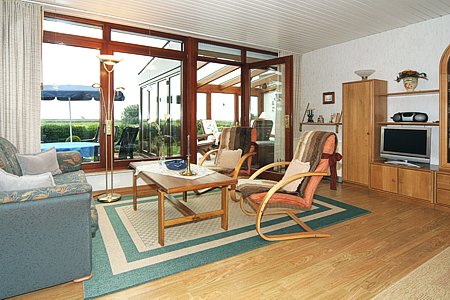 Ferienhaus „Weitblick“ - Wohnzimmer mit räumlich abgeteilter Küchennische