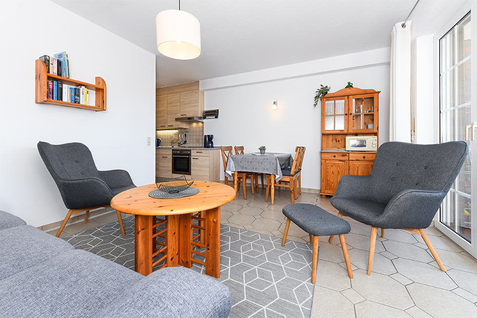 Ferienwohnung „Taddigskrabbe“ - Wohnzimmer mit integriertem Küchenbereich
