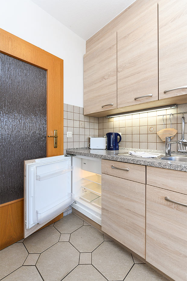 Ferienwohnung „Taddigskrabbe“ - Wohnzimmer mit integriertem Küchenbereich