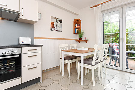 Ferienwohnung „Taddigsmöwe“ - Wohnraum mit integrierter Küche