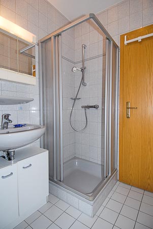 Ferienwohnung „Taddigsrobbe“ - Badezimmer mit Dusche, Waschtisch und WC