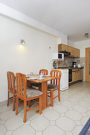 Ferienwohnung „Taddigsrobbe“ - Wohnraum mit integrierter Küche