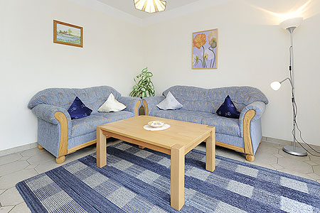 Ferienwohnung „Taddigsrobbe“ - Wohnraum mit integrierter Küche