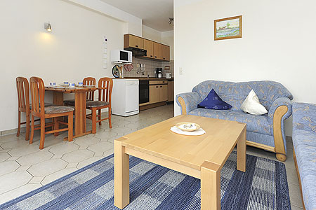 Ferienwohnung „Taddigsrobbe“ - Wohnraum mit integrierter Küche