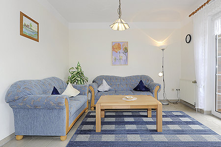 Ferienwohnung „Taddigsrobbe“ - Wohnraum mit integrierter Küche