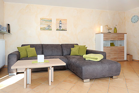 Ferienwohnung „Friesen-Chalet“ - Wohnzimmer mit integriertem Küchenbereich