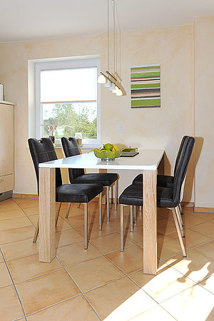 Ferienwohnung „Friesen-Chalet“ - Wohnzimmer mit integriertem Küchenbereich