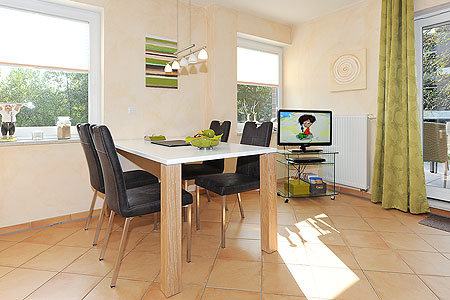 Ferienwohnung „Friesen-Chalet“ - Wohnzimmer mit integriertem Küchenbereich