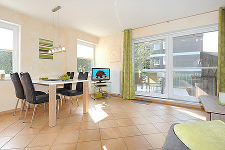 Ferienwohnung „Friesen-Chalet“ - Wohnzimmer mit integriertem Küchenbereich