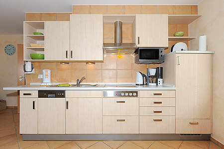 Ferienwohnung „Friesen-Chalet“ - Wohnzimmer mit integriertem Küchenbereich