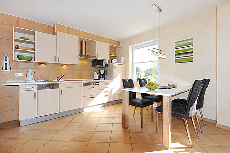 Ferienwohnung „Friesen-Chalet“ - Wohnzimmer mit integriertem Küchenbereich