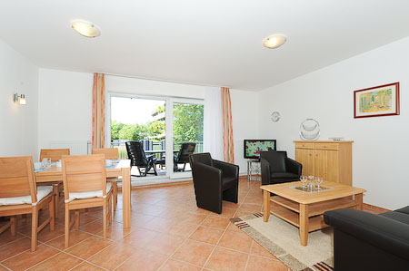 Ferienwohnung „Waterkant“ - Wohnraum mit integrierter Küche und Essgruppe