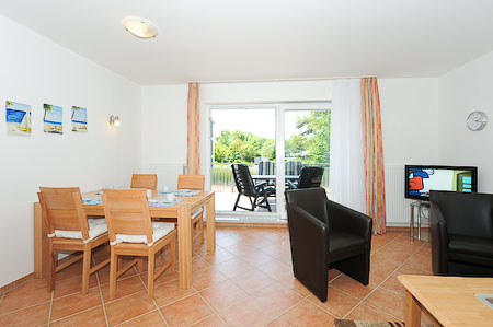 Ferienwohnung „Waterkant“ - Wohnraum mit integrierter Küche und Essgruppe