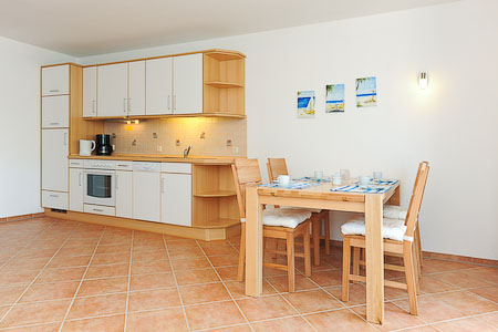 Ferienwohnung „Waterkant“ - Wohnraum mit integrierter Küche und Essgruppe