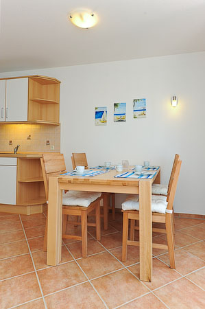 Ferienwohnung „Waterkant“ - Wohnraum mit integrierter Küche und Essgruppe